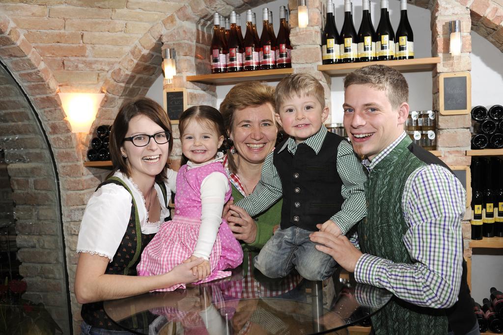 Bed and Breakfast Weingut Schwarzl Ratsch an der Weinstraße Esterno foto
